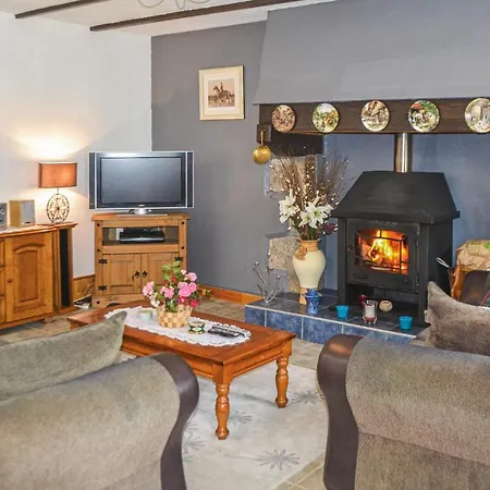 Semesterbostad 3 Bedroom Lovely In Poullaouen Kergouach