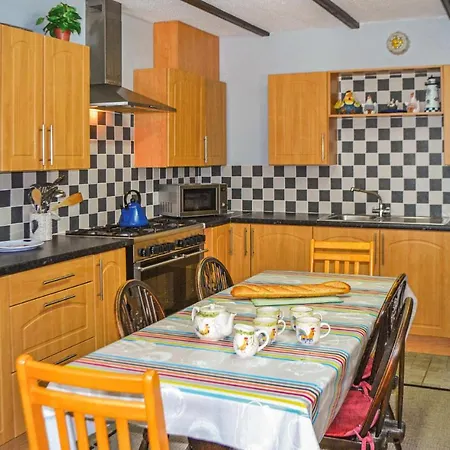 3 Bedroom Lovely In Poullaouen Semesterbostad