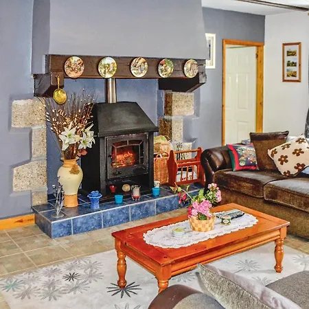 3 Bedroom Lovely In Poullaouen *