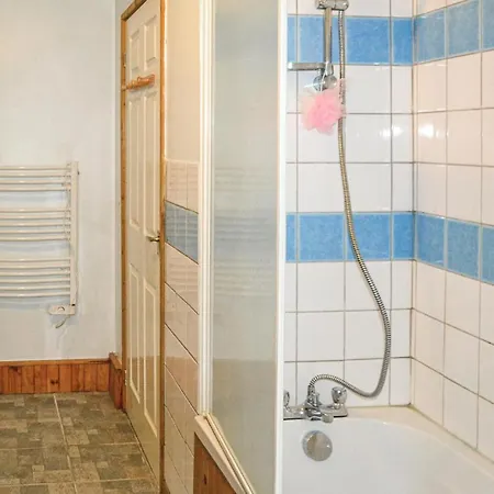3 Bedroom Lovely In Poullaouen